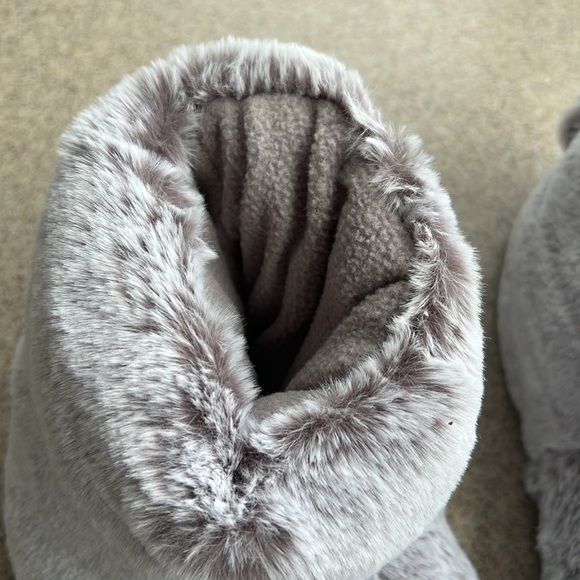 Slippers, Size Small/Medium, Gray, Super Soft!! - Picture 2 of 12